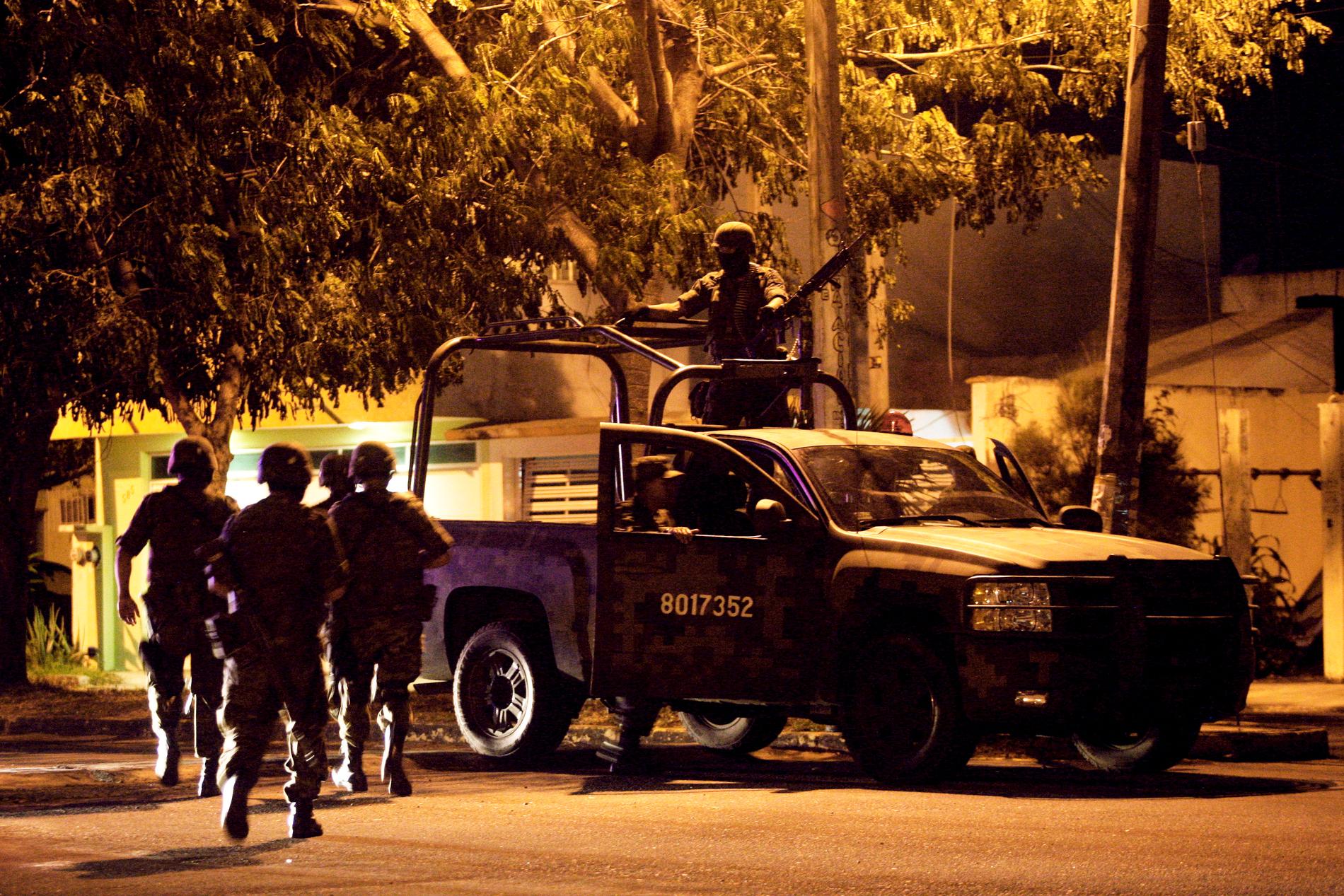 Mexikansk polis och militär vid ett tillslag mot en knarkkartell 2011. Arkivbild.