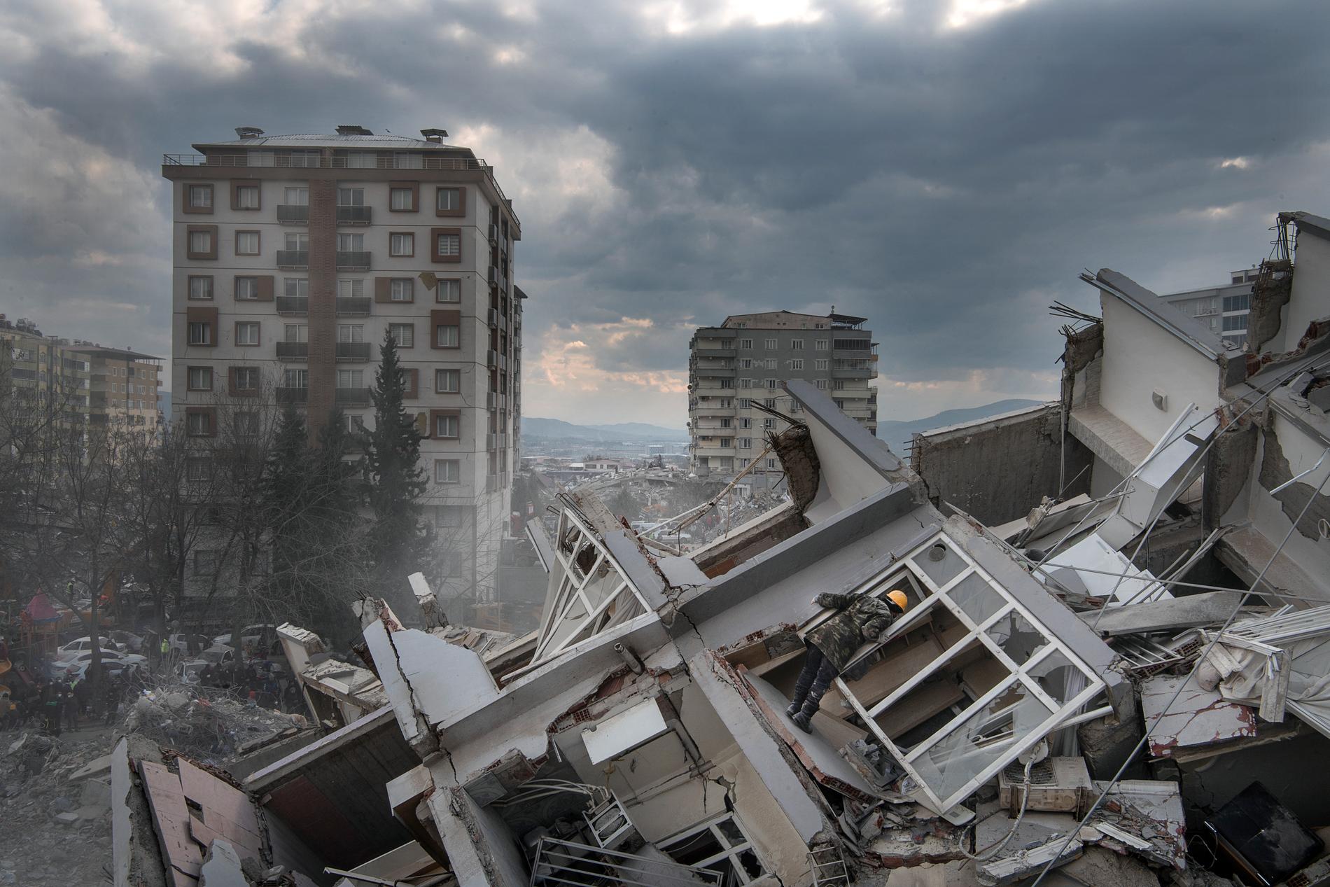 Flerfamiljshus som rasat i jordbävningsdrabbade Kahramanmaraş i Turkiet.