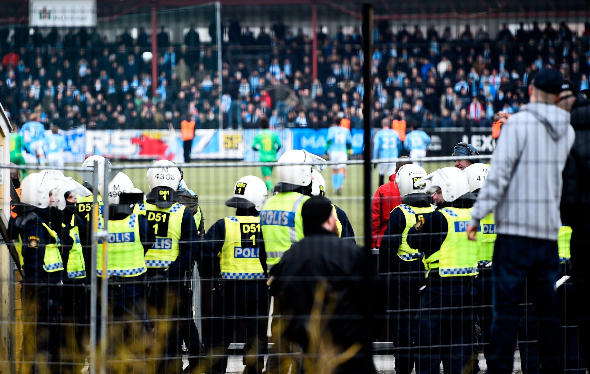 Massiv polisbevakning inför söndagens match mellan Malmö FF och Brøndby IF i Malmö.