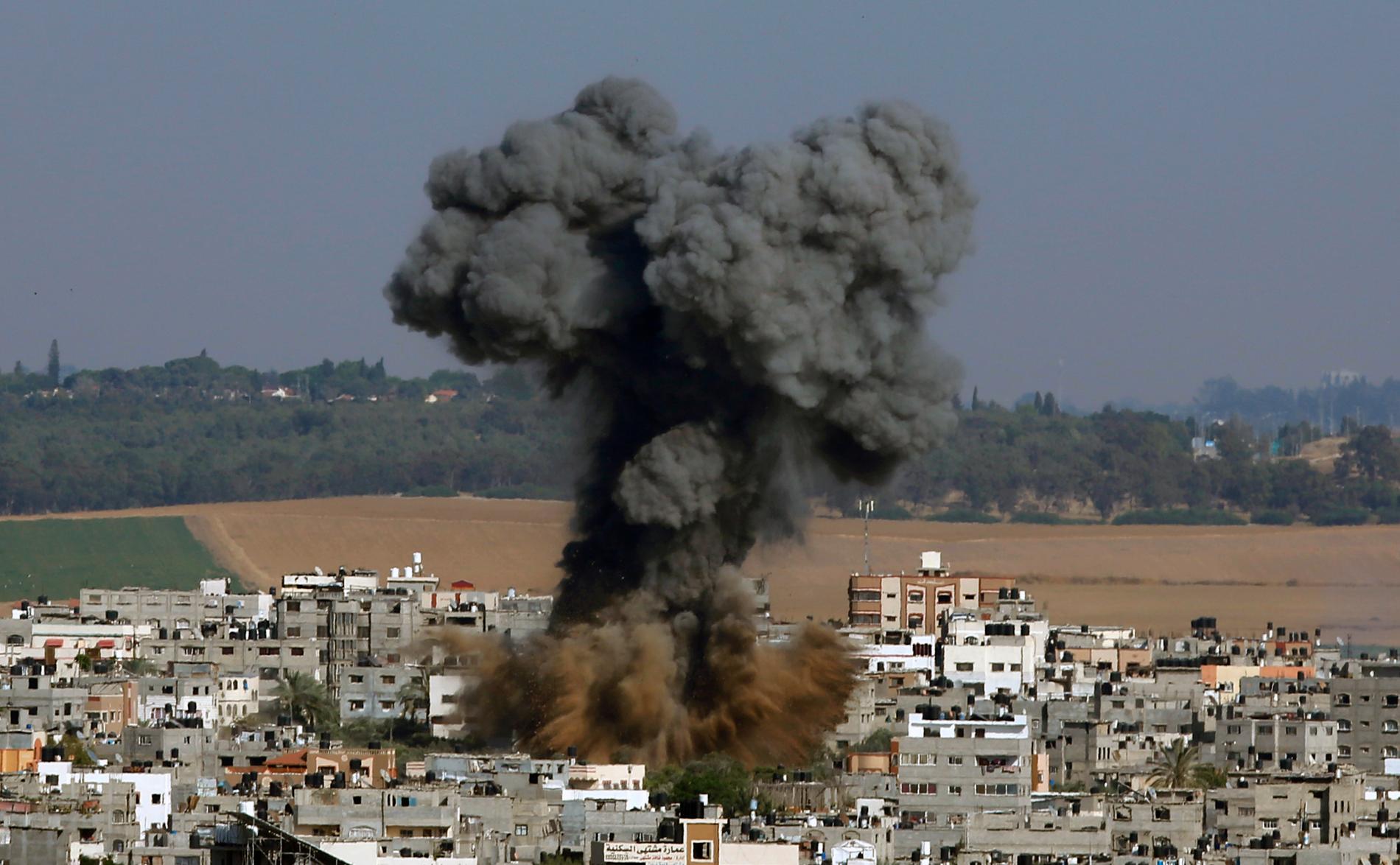 En raket slår ner Gaza under tisdagen.