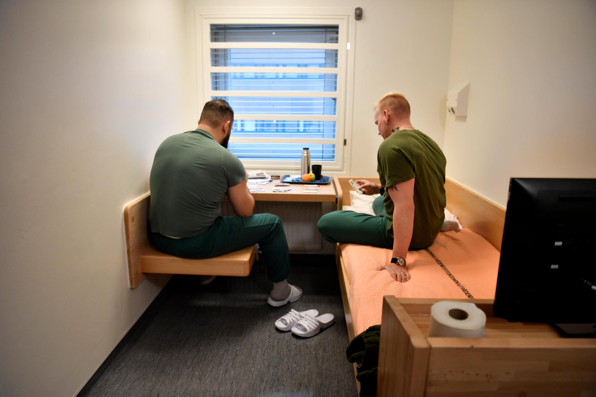 Jail staff pose as inmates in a cell at the Kronoberg jail. Inmates are not allowed to be photographed but when Aftonbladet visited the jail in December 2017 – a month before it was put back into use after a refurbishment  – jail staff posed as inmates.