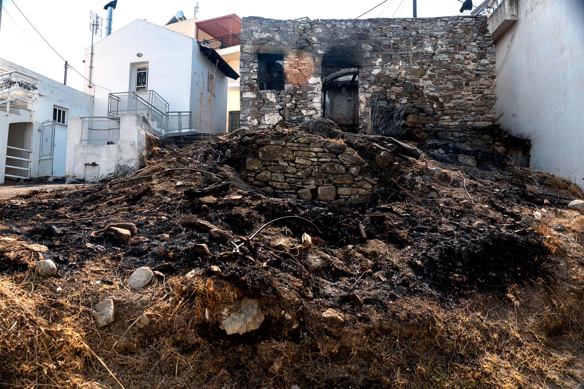 Rester från bränderna inifrån byn Laerma. 