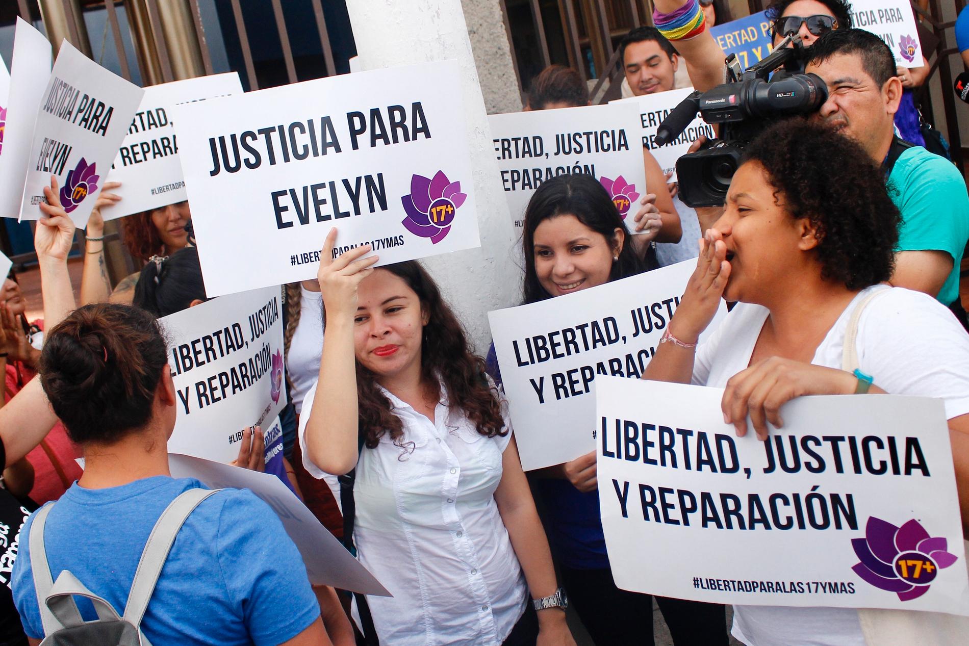 Kvinnorättsaktivister under en demonstration utanför San Salvador den 15 juli 2019 med krav på frisläppandet av en annan abortanklagad kvinna.