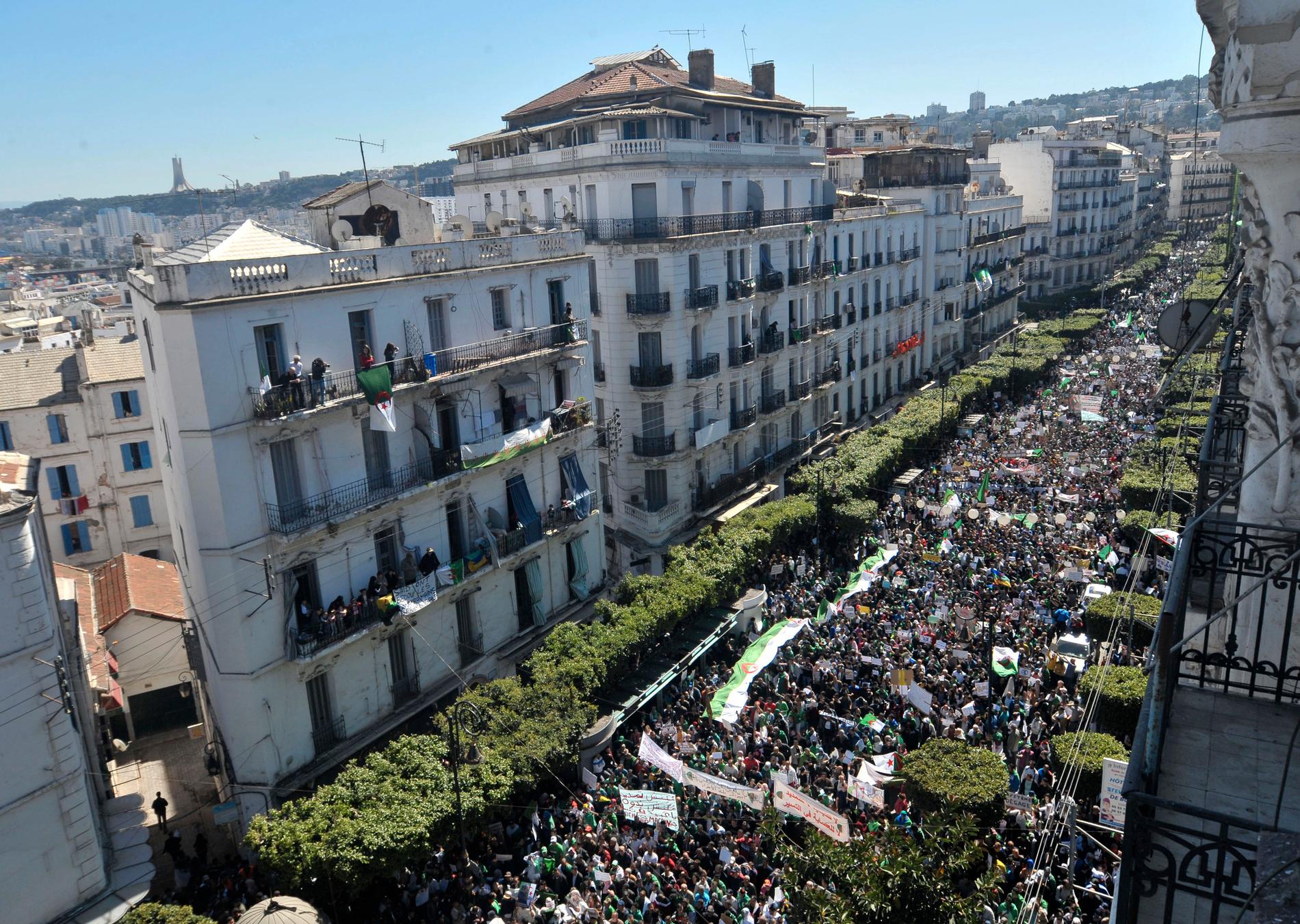 Protester i huvudstaden Alger tidigare i mars. Arkivbild.