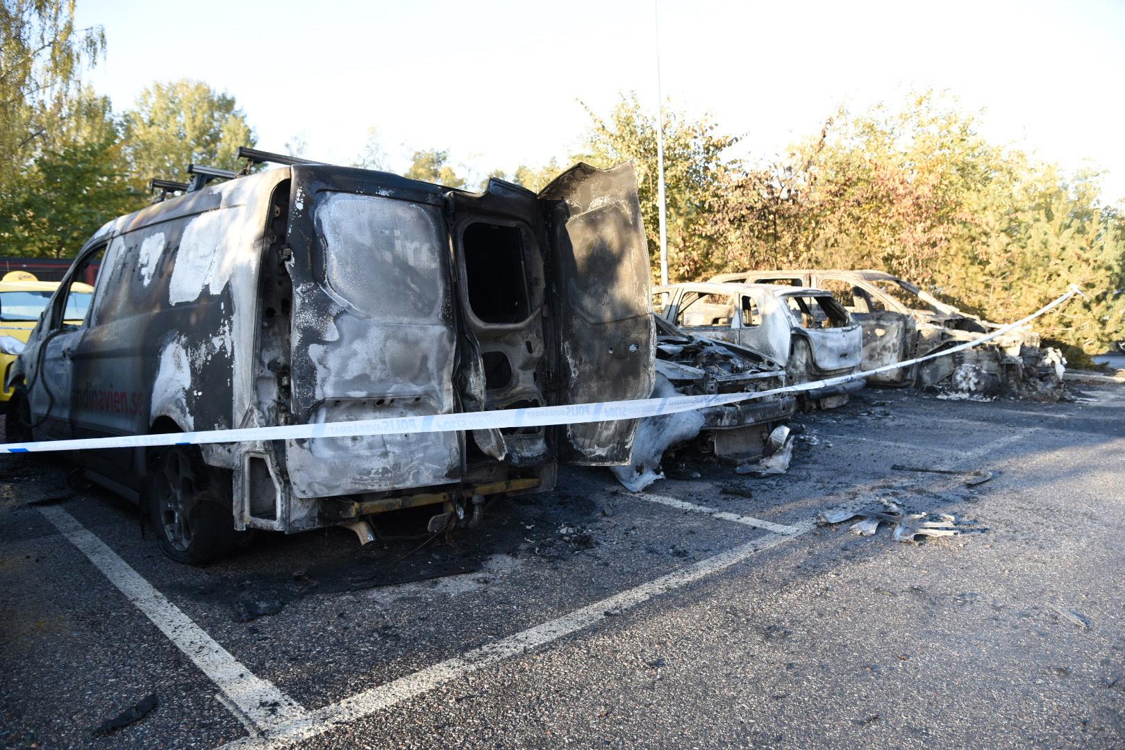 Totalt 19 bilar skadades i flera bränder i området kring Märsta under natten mot måndag.