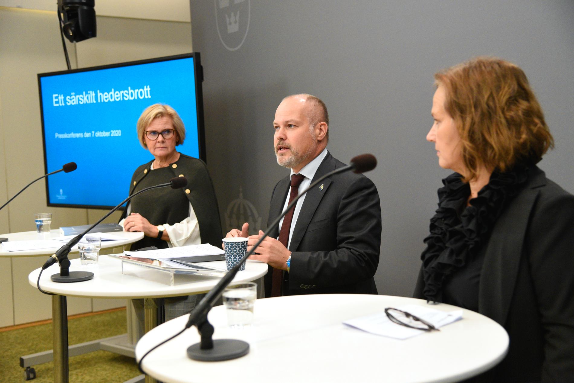 Justitieminister Morgan Johansson tog emot hedersbrottsutredningen av riksåklagaren Petra Lundh till vänster i bild. Till höger Juno Blom, Liberalernas partisekreterare.