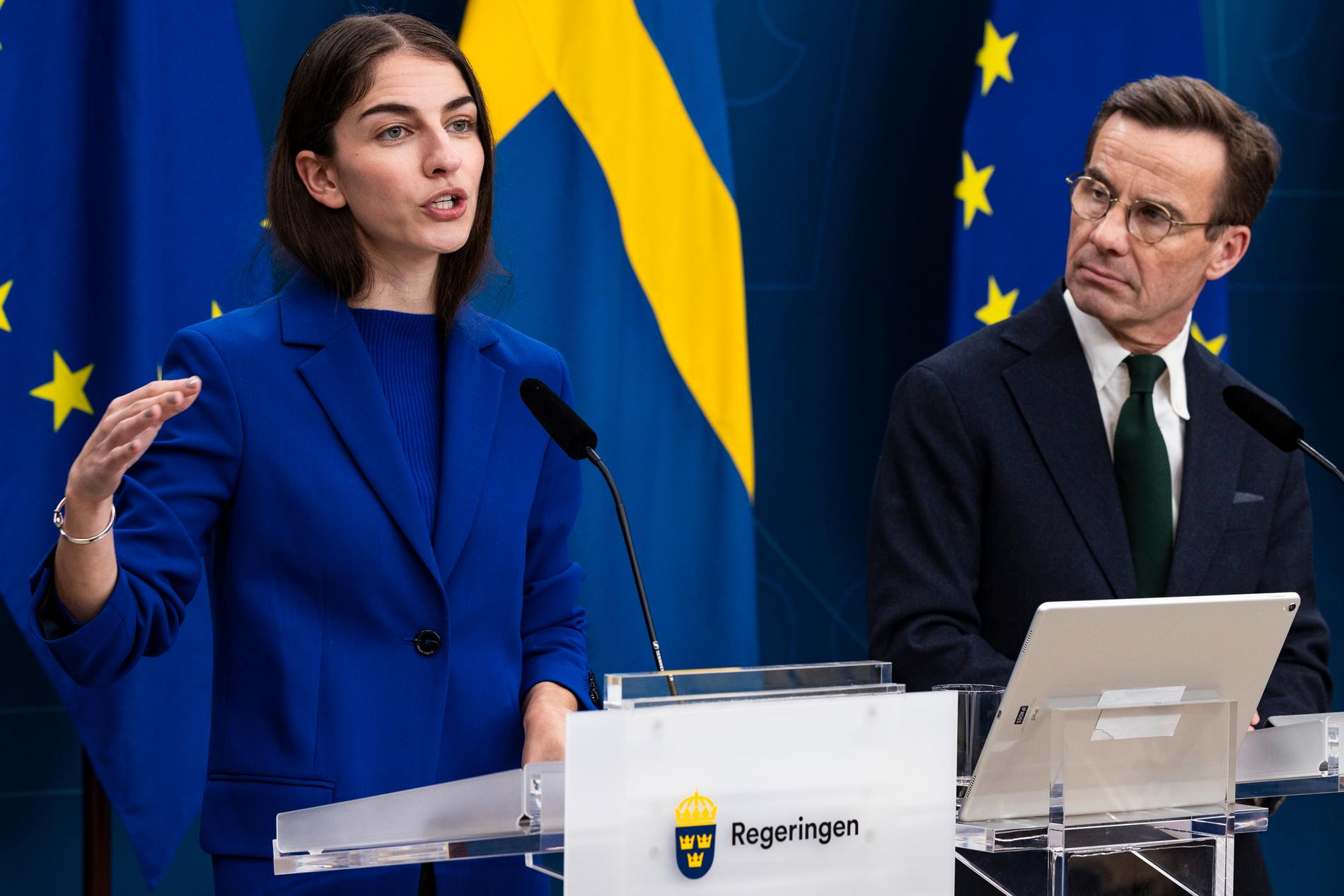 Romina Pourmokhtari och Ulf Kristersson presenterar regeringens klimathandlingsplan.