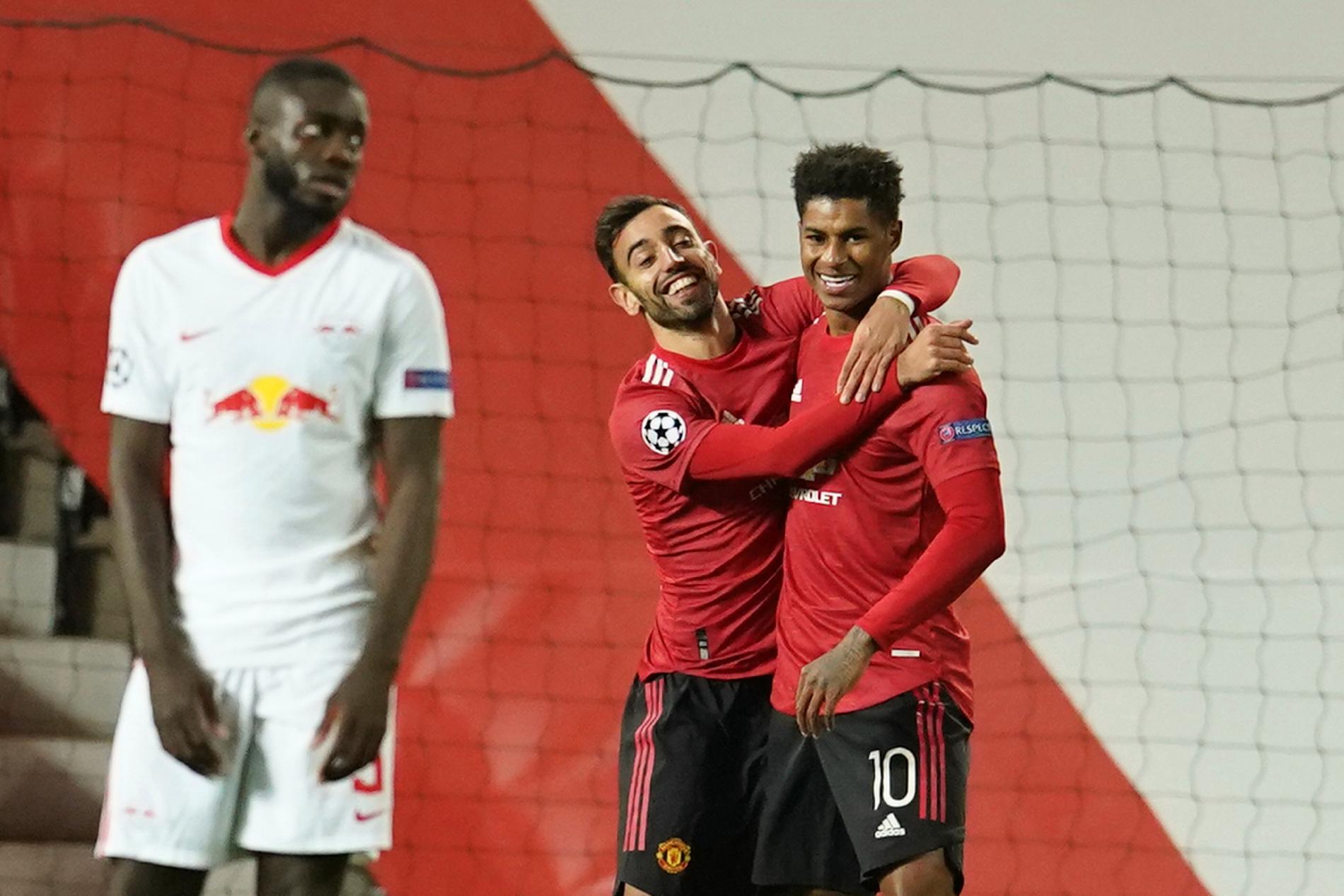 Manchester Uniteds Marcus Rashford, till höger, firar med Bruno Fernandes efter 2–0-målet.