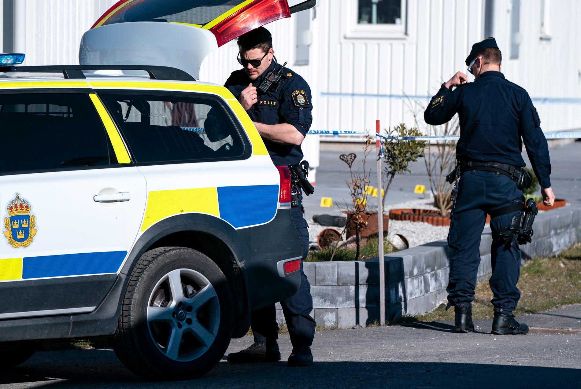 I natt hittade polisen en person skadad och en person avliden i Kävlinge.