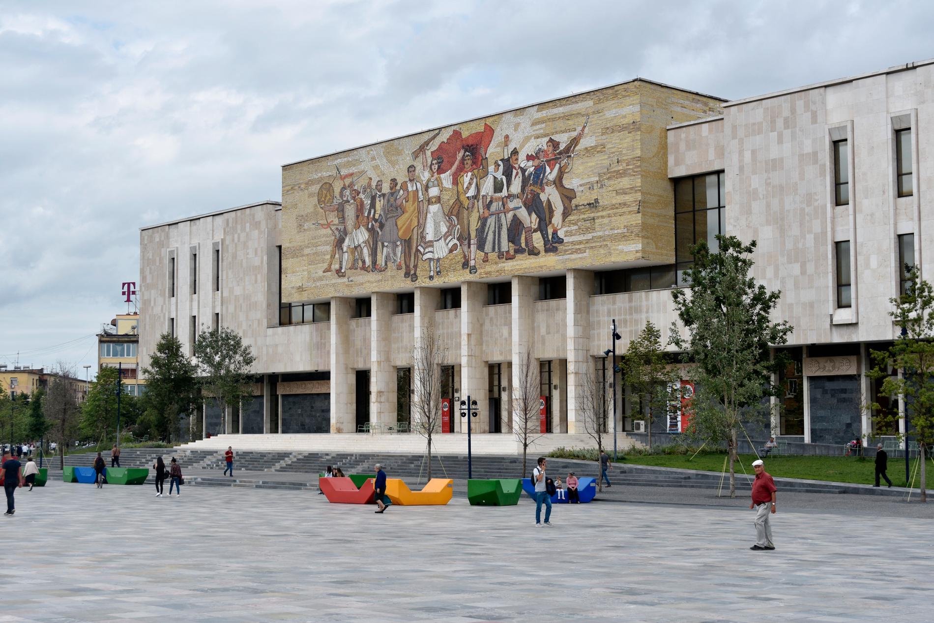 Kommunisttidens ideal gör sig påmind i väggmålningen på det albanska nationalbiblioteket vid Skanderbeg-torget i centrala Tirana.
