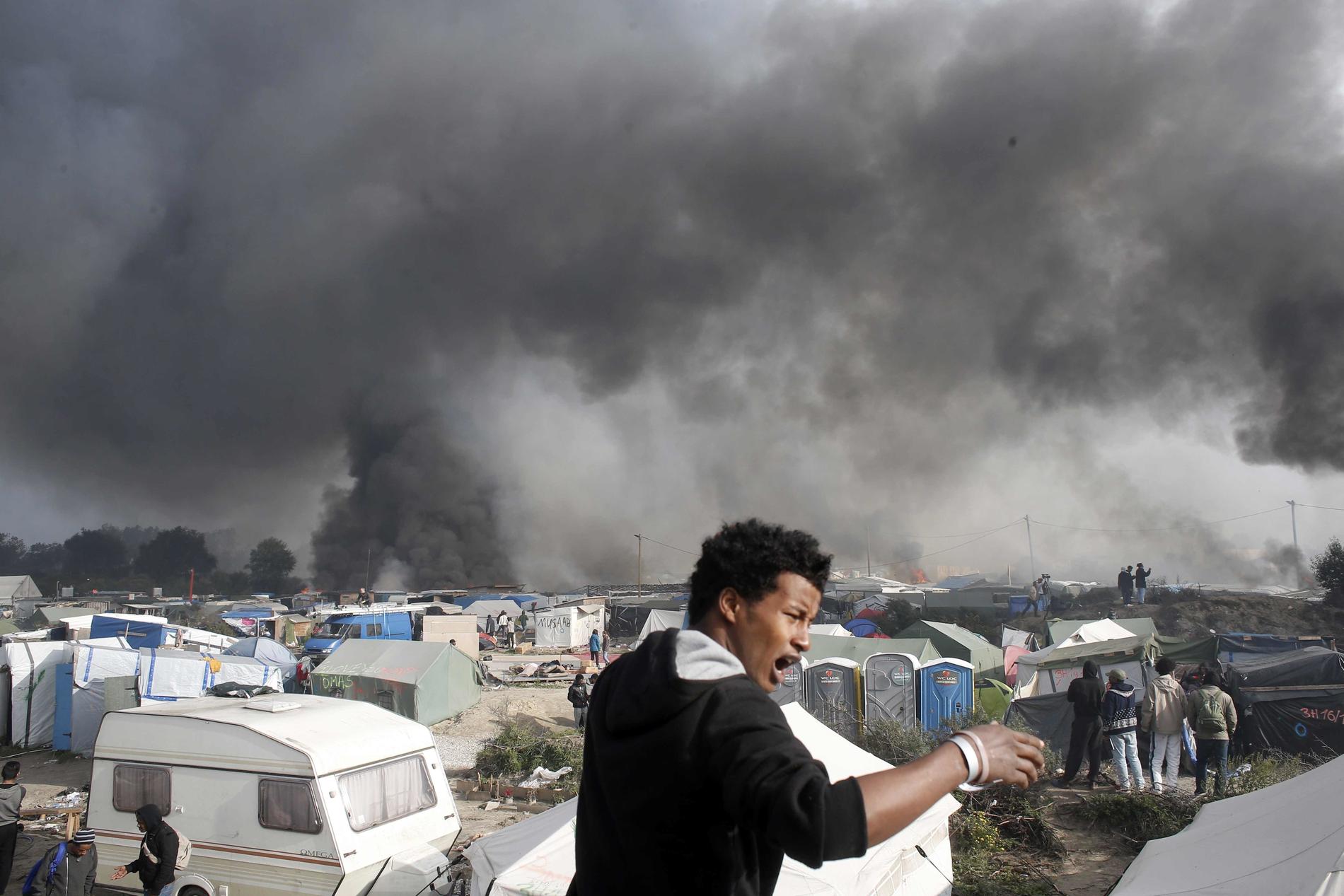 Migrantläger har satts i brand i Calais, Frankrike. 