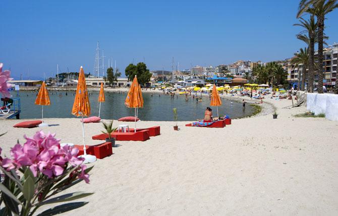 KUSADASI, TURKIET Kusadasi är en av Medelhavets vackraste städer. I och omkring staden finns mer än ett halvdussin sandstränder. Populärast är Kadinlar (”Damernas strand”). Alla stränder är lätta att nå med minibussar, dolmus. Boka din resa till Kusadasi här!