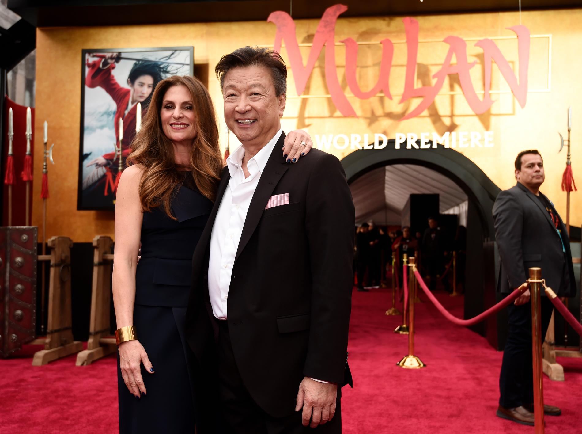 Regissören Niki Caro tillsammans med skådespelaren Tzi Ma vid världspremiären för "Mulan" i Los Angeles i mars. Efter det stängdes biografer över hela världen ned på grund av coronapandemin.