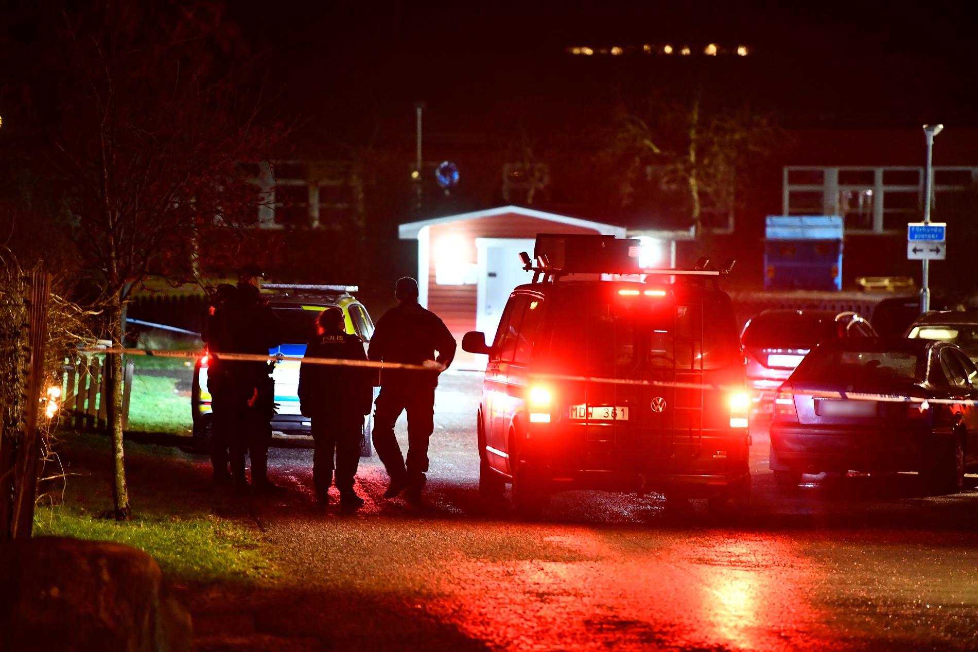 Polisens tekniker på plats vid den misstänkta brottsplatsen i Norrtälje.