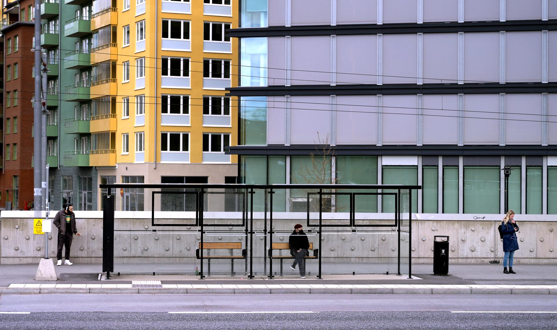 Social distansering mellan människor som väntar på bussen i Solna centrum.