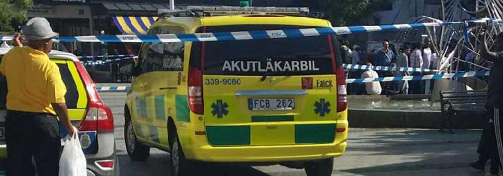 En skjuten person förs iväg med ambulans efter skottlossning på Rinkeby torg.