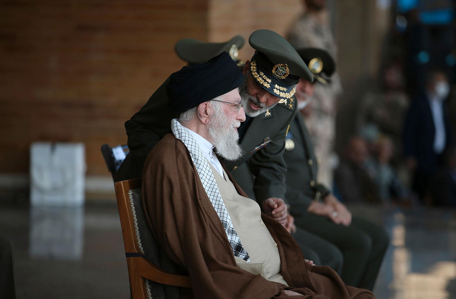 Irans ledare Ayatollah Ali Khamenei och militärchefen general Abdolrahim Mousavi.