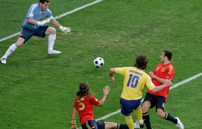 Zlatan gjorde även mål mot Spanien i den andra gruppspelsmatchen i EM 2008. Här har han fintat bort Sergio Ramos och skjuter bollen förbi Iker Casillas.