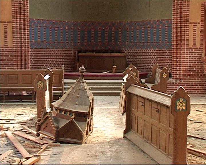Så här såg det ut i Maglarps nya kyrka i Skåne dagarna före rivningen 2007. Kyrkan var förfallen, eftersom den stått oanvänd i 30 år. Arkivbild.