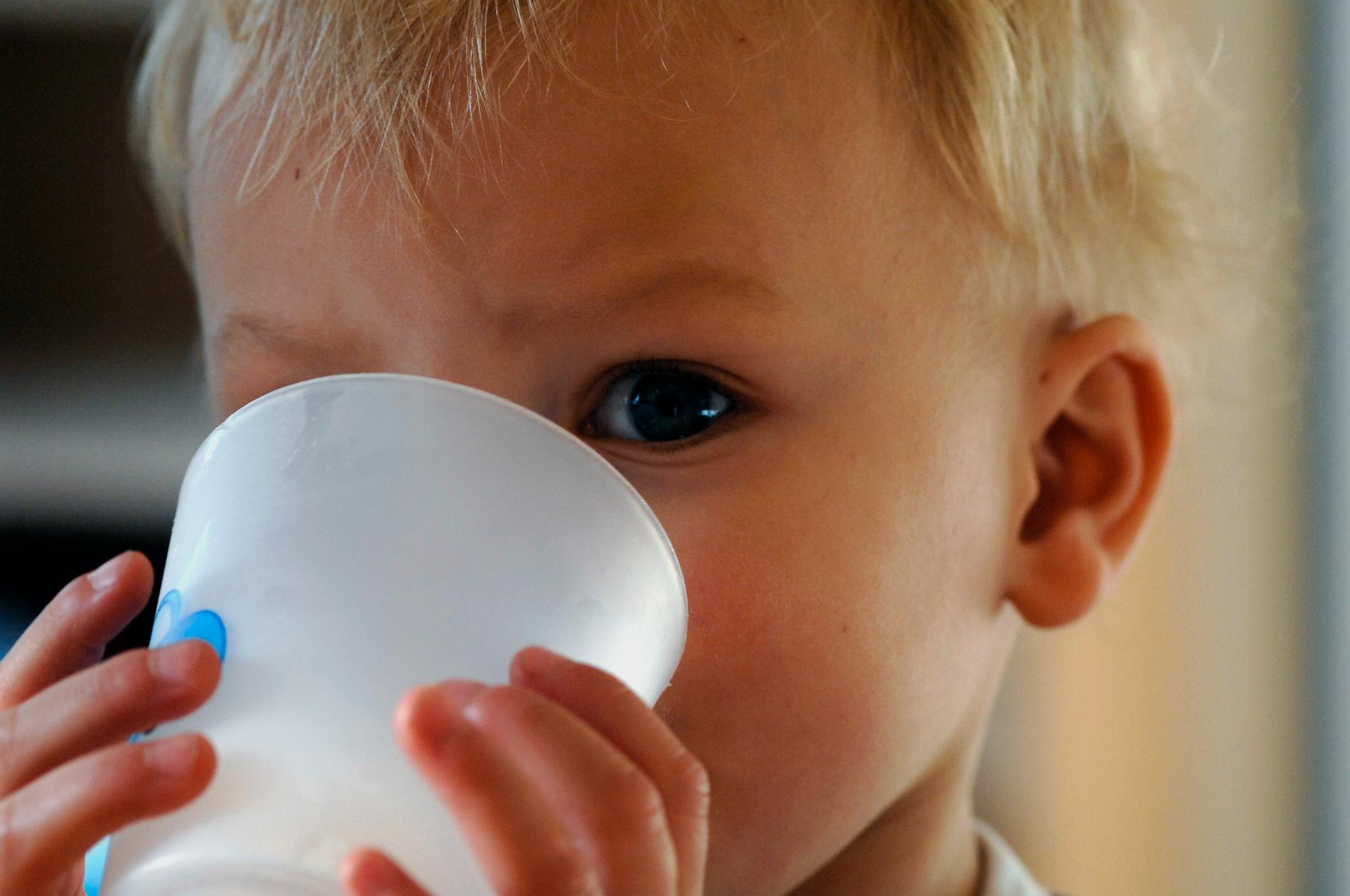 Se till att ditt barn dricker mycket vatten under dagen för att förhindra uttorkning. 