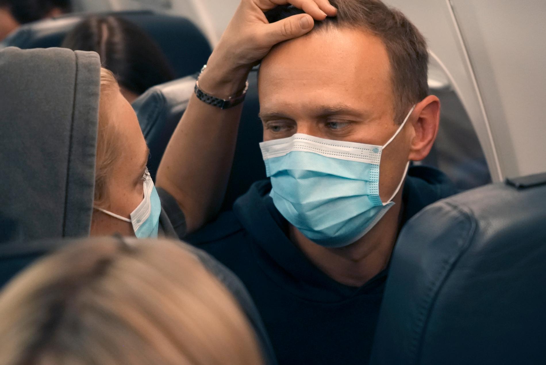 Aleksej Navalnyj och hans fru Julia Navalnaja på flygplanet till Moskva.