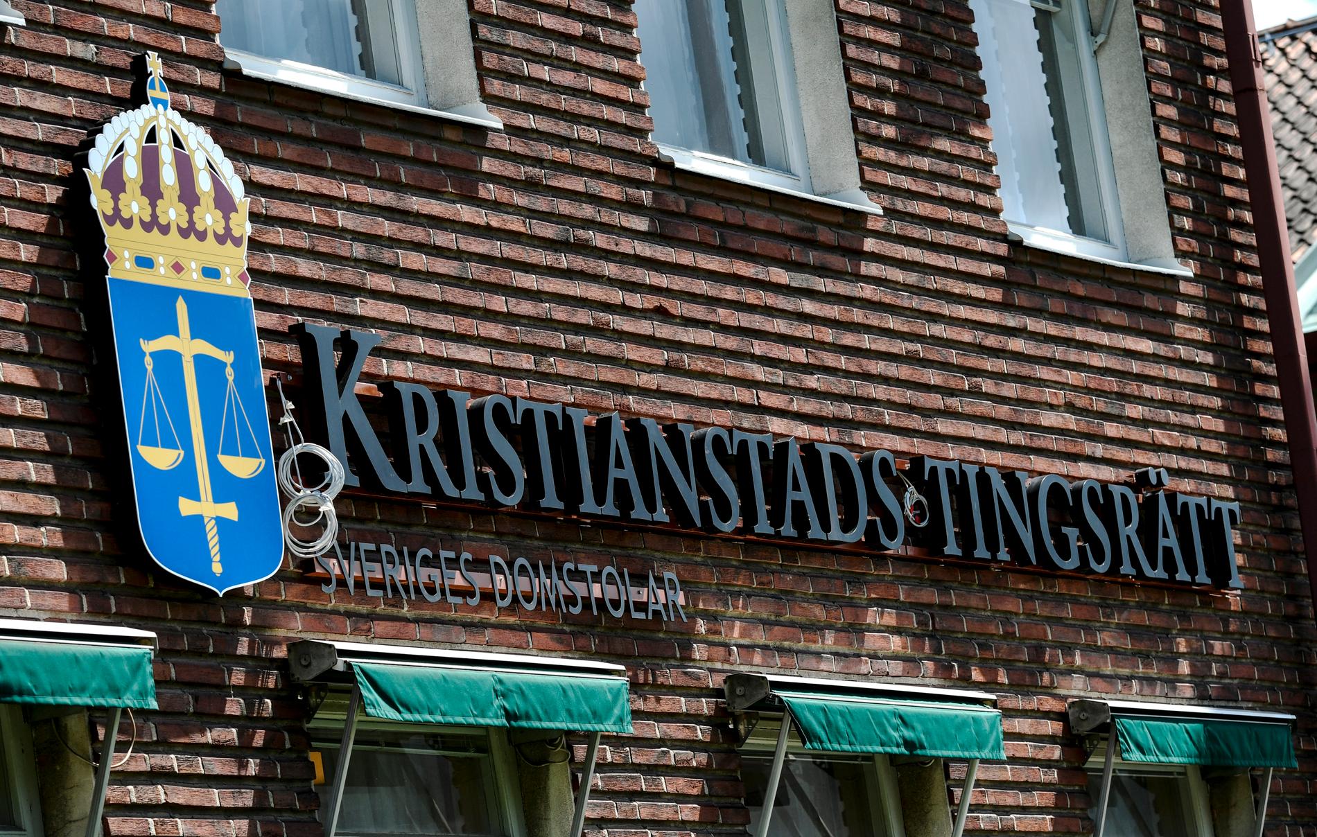 Kristianstad tingsrätt dömer en man till villkorlig dom och skadestånd efter en dödsolycka i en grustäkt 2015.