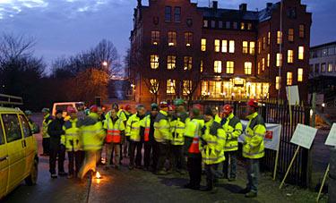 Byggnadsarbetareförbundet samlade vintern 2004 sina medlemmar i en blockad av ett skolbygge i Vaxholm. Orsaken var att de lettiska byggnadsarbetarna hade löner som låg under det svenska kollektivavtalets.