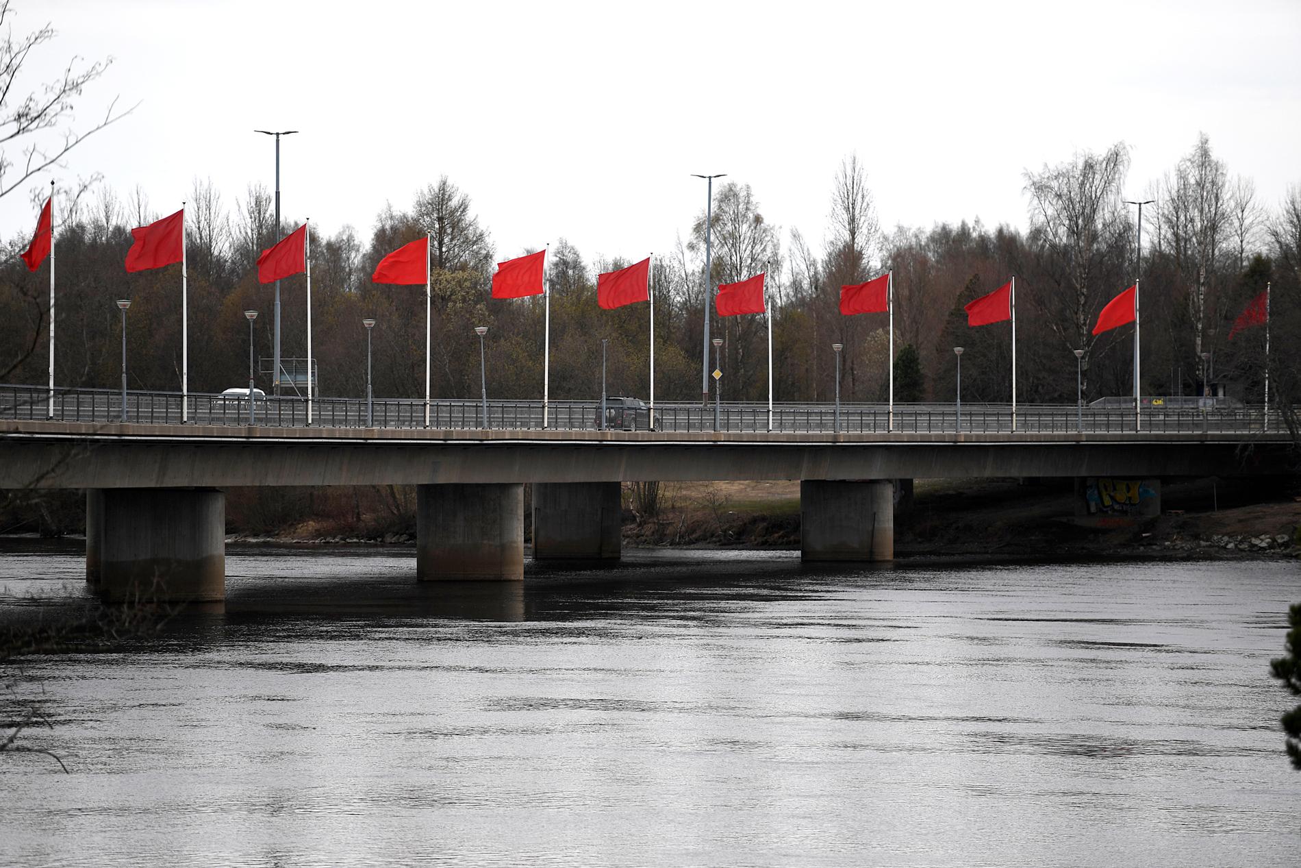 Röda flaggor som tidigare anklagats för att föra tankarna till Sovjet hälsar Stefan Löfven välkommen till Umeå på första maj.