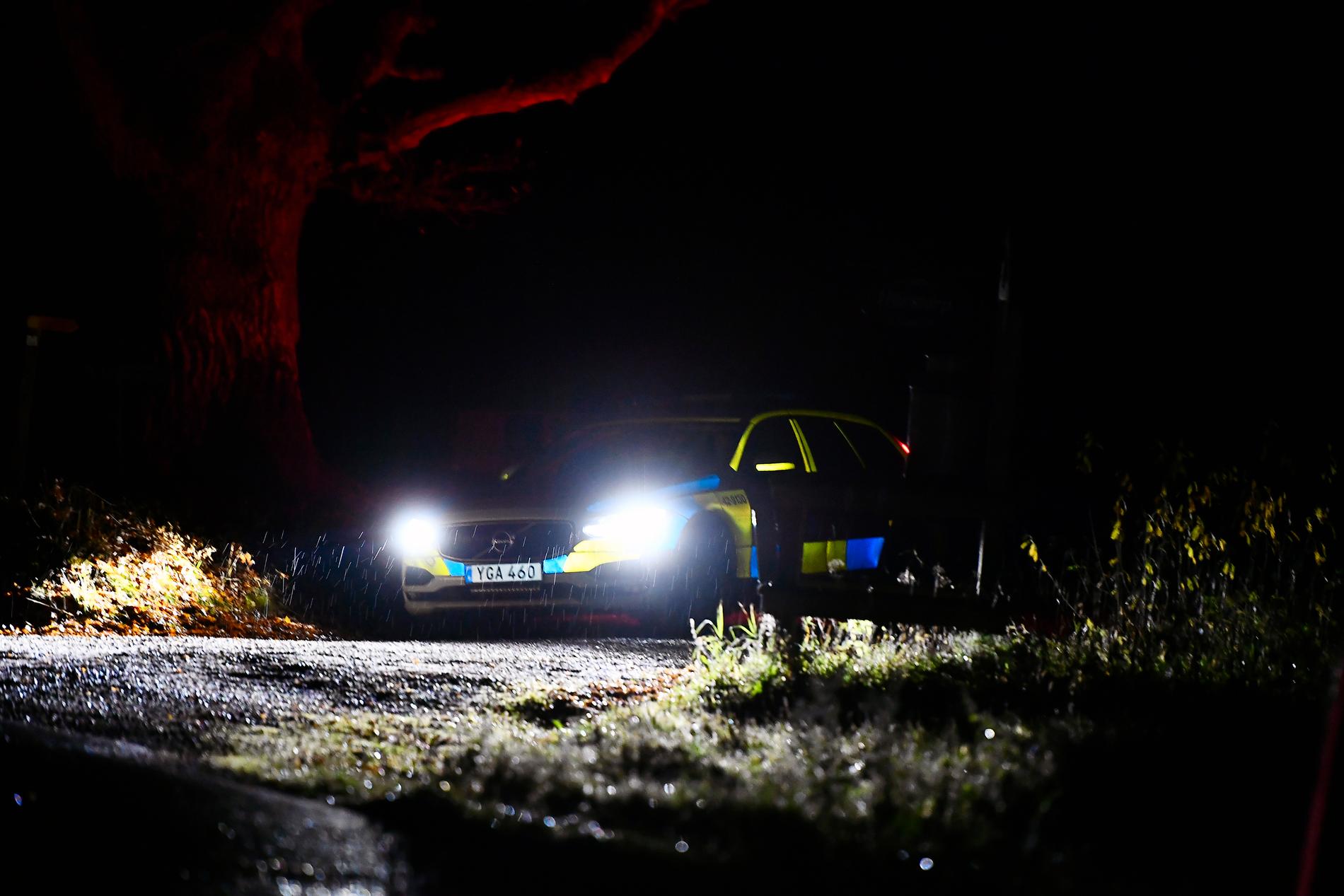 Polisen i ett område i närheten av Åtvidaberg under fredagkvällen. 
