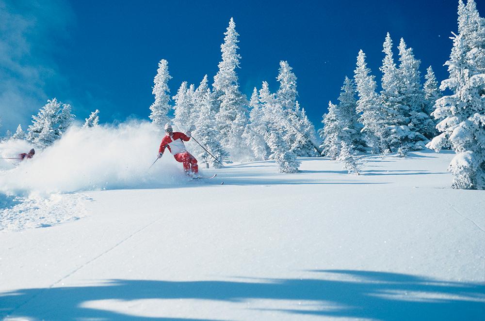 Snön ligger djup på flera skidorter under sportlovet.
