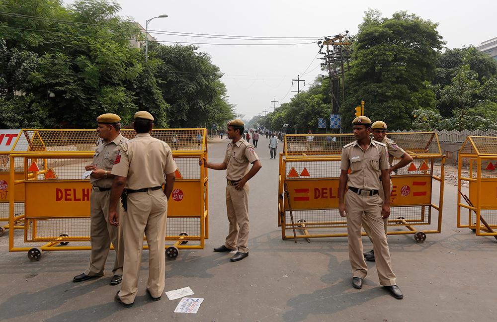Indisk polis vaktade vid avspärrningarna utanför rätten där domen förkunnades.