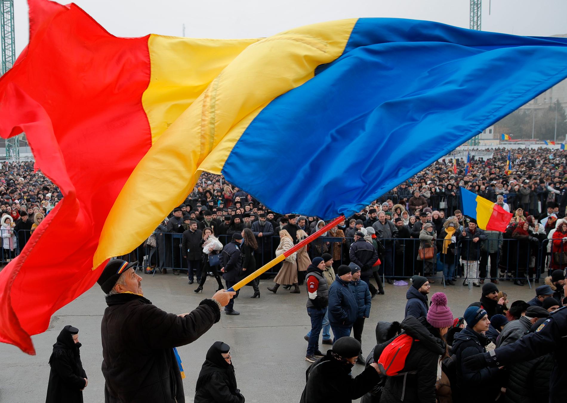 Den rumänska flaggan vajar vid invigningen av en ny katedral i huvudstaden Bukarest. Arkivfoto.