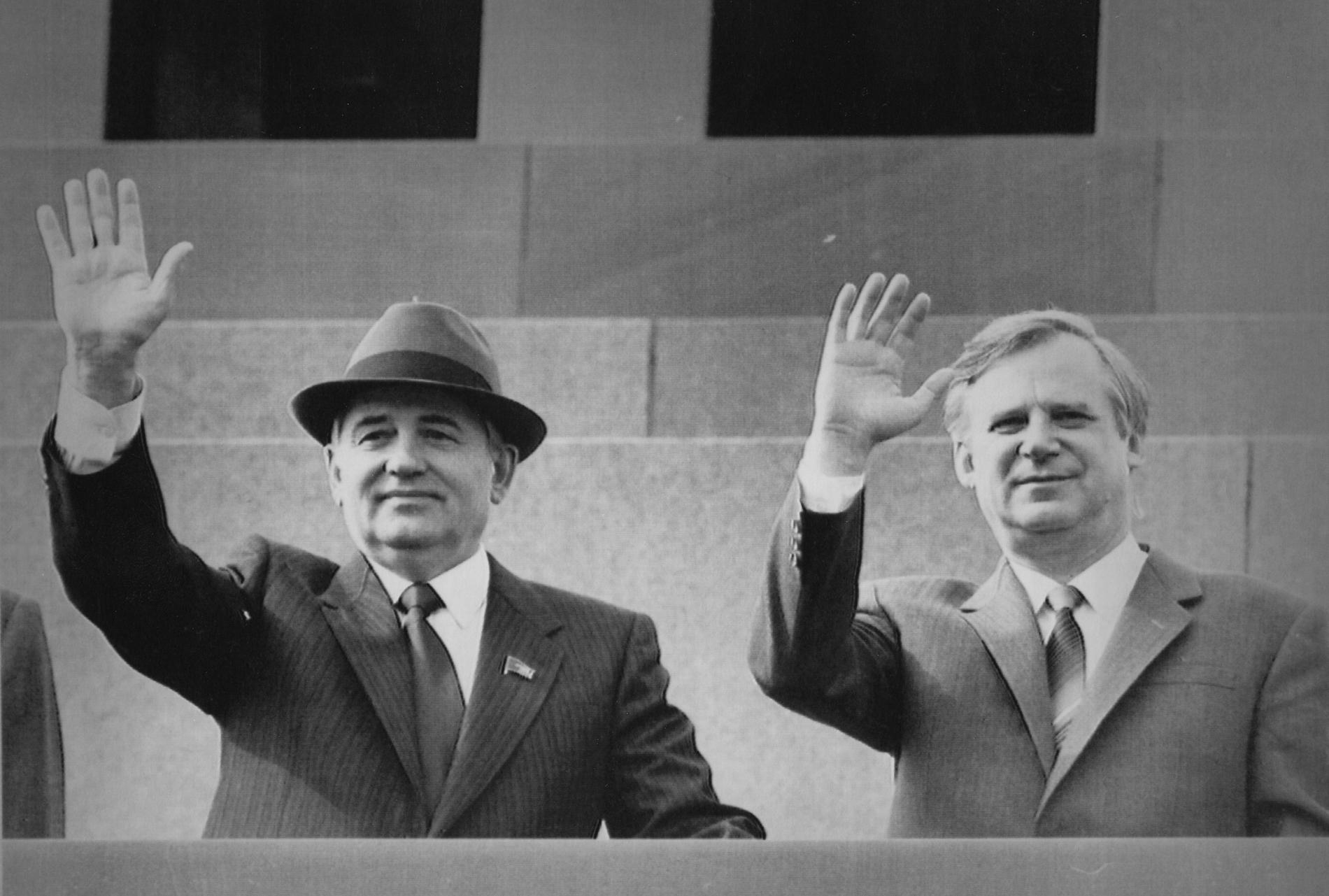 Michail Gorbatjov (vänster) och Nikolaj Ryzjkov (höger) år 1989. 