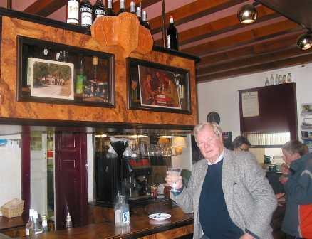 Staffan Heimerson påbörjar sin drink i Frankrike och avslutar den 20 centimeter till höger i Schweiz. Franco-Suisse är den enda baren i världen där man kan åtnjuta en drink i två länder.Foto: MARIANNE PIHL