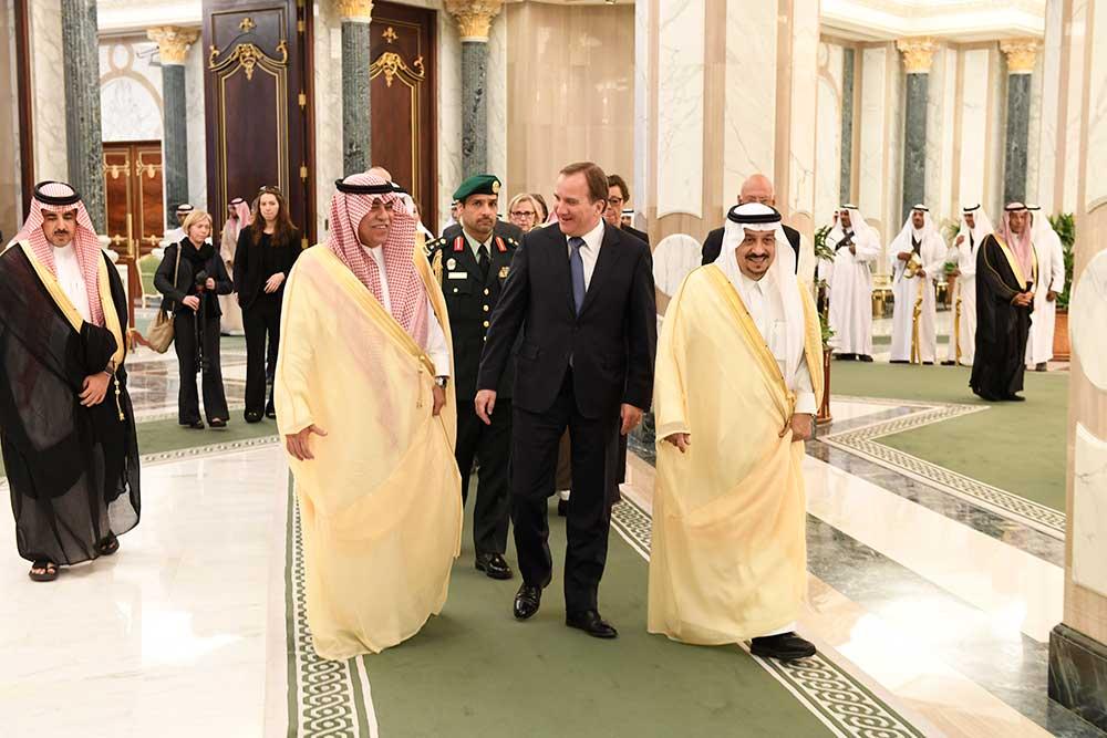 Statsminister Stefan Löfven i sällskap med Riyadhs guvernör Faisal bin Bandar Al Saud (t h) på väg in till lördagens möte med kung Salman bin Abdul Aziz i Saudiarabiens huvudstad Riyadh.