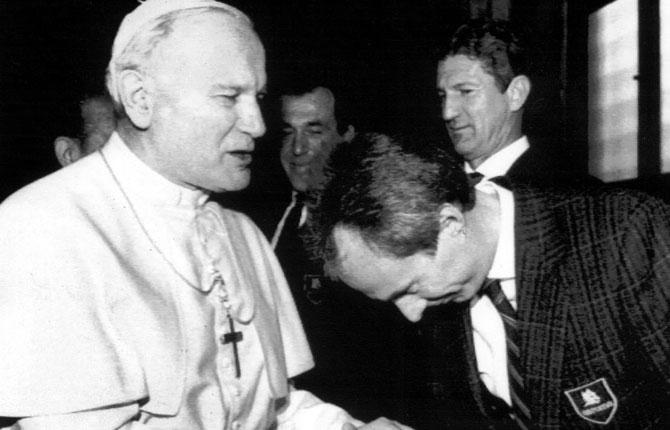 Under sin tid i Italien fick Svennis träffa numera avlidne påven Johannes Paulus II.