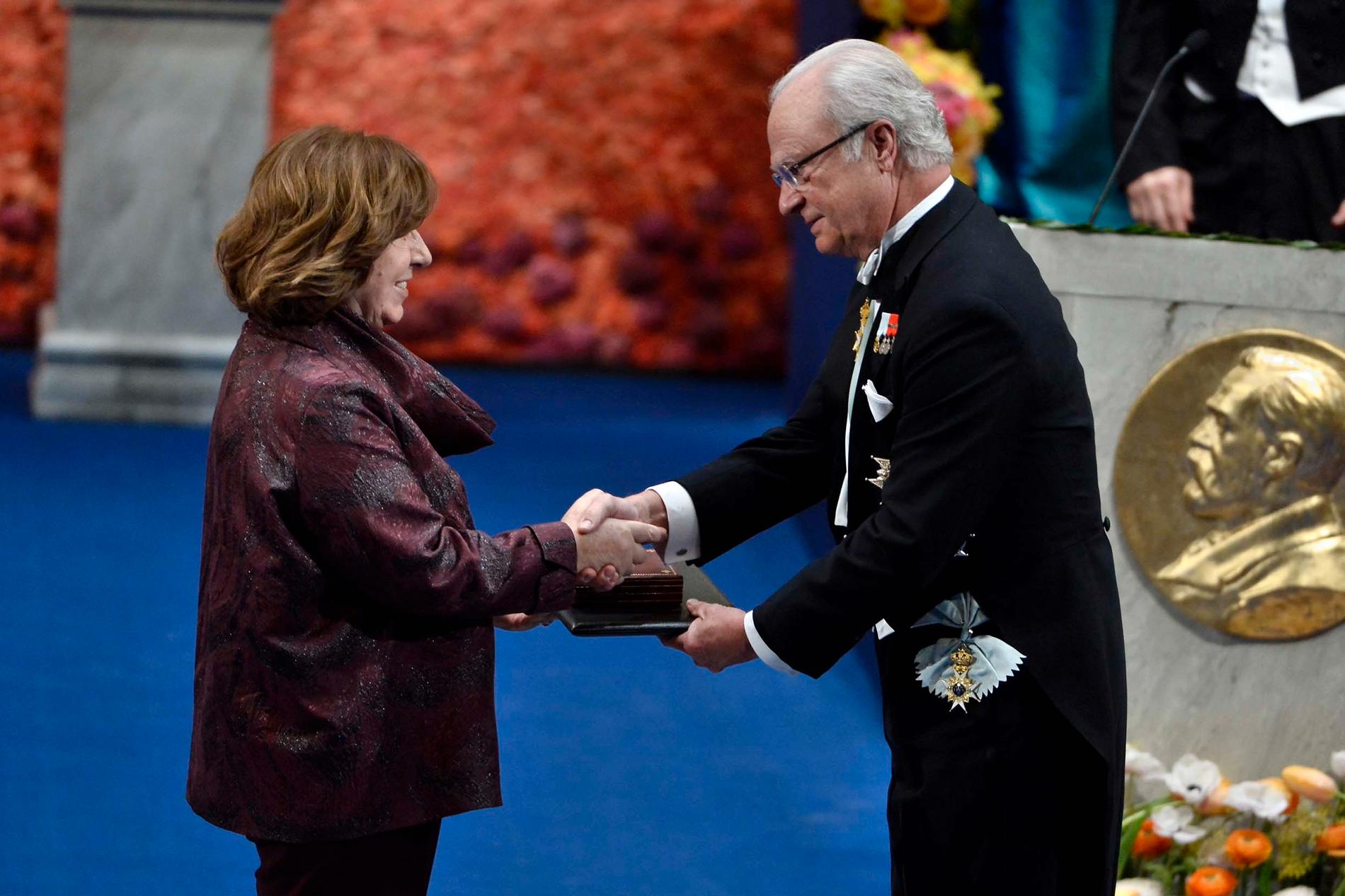 Svetlana Aleksijevitj tar emot litteraturpriset från kung Carl Gustaf vid nobelprisutdelningen i Konserthuset i Stockholm på torsdagen.