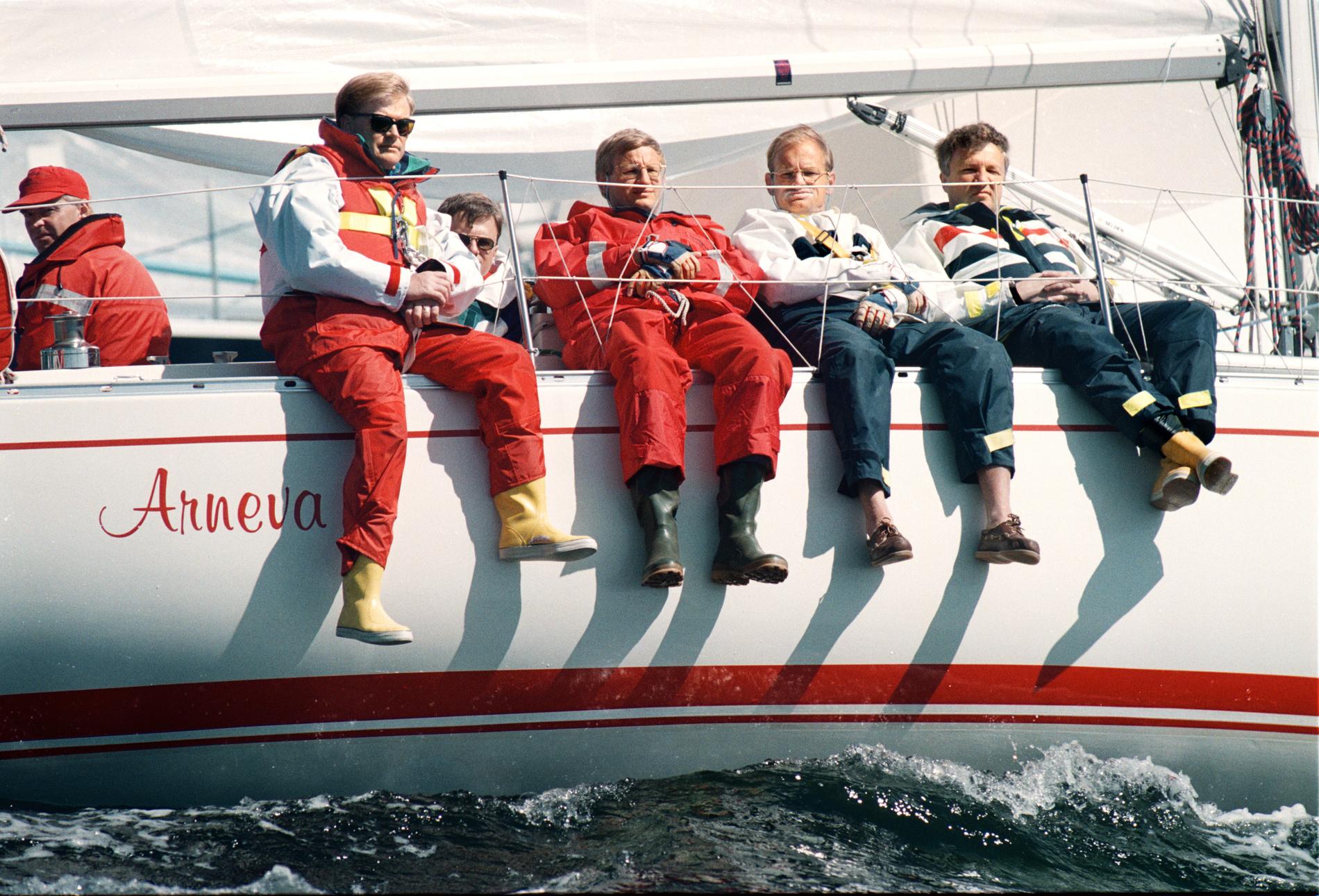 Kunskapsskolans ägare Peje Emilsson seglar Gotland runt med bland annat Carl Bildt, dåvarande M-partiledare, året 1997.  