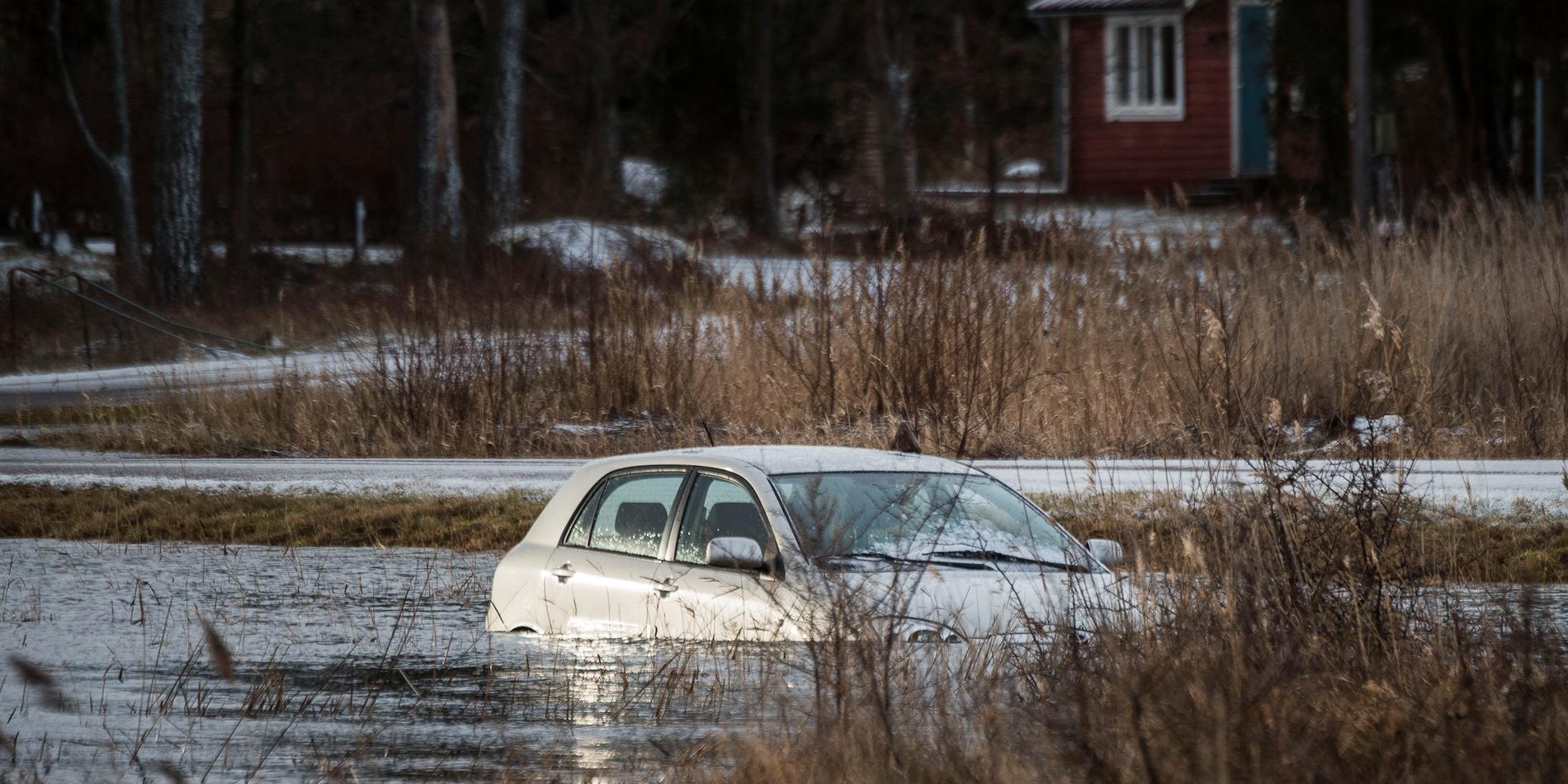 Översvämmad bil vid Dragsviken i Kalmar i samband med vinterstormen i januari 2017.