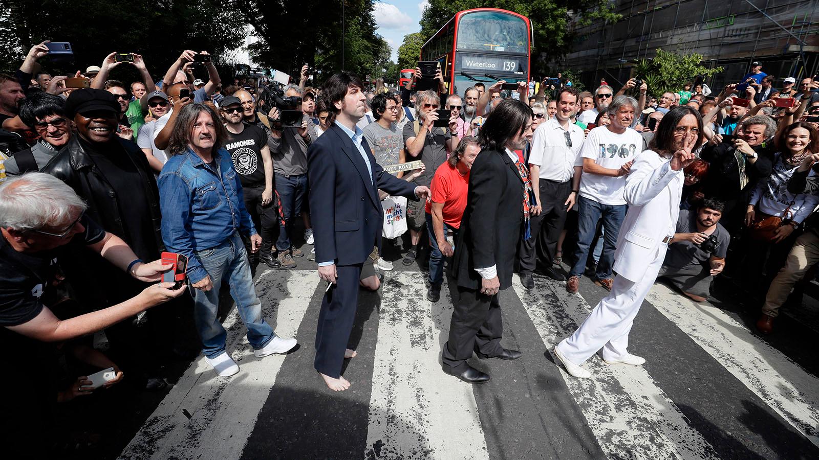 Beatles-fans firar på Abbey Road under torsdagen.