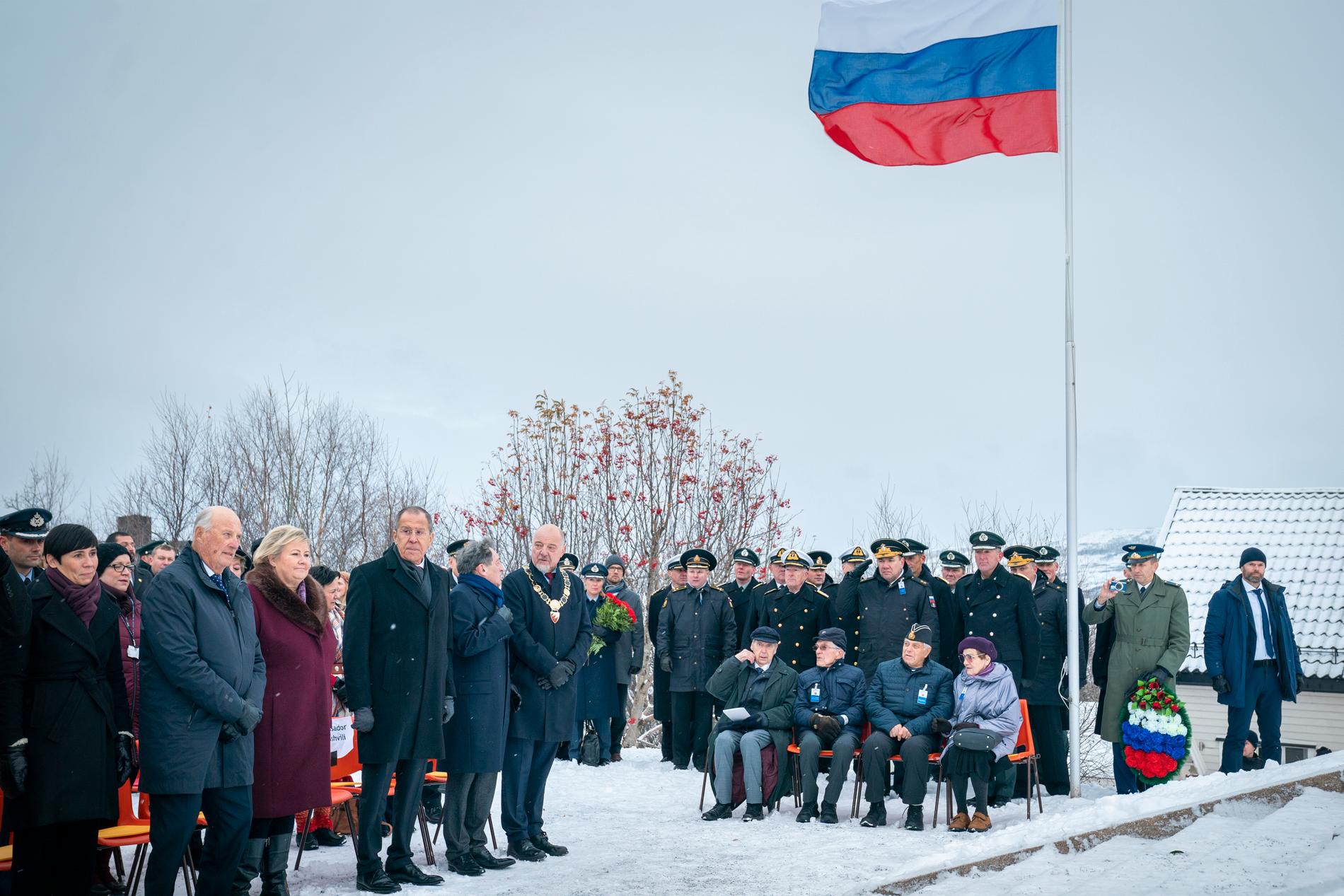 Norges utrikesminister Ine Eriksen Søreide, kung Harald, statsminister Erna Solberg och Rysslands utrikesminister Sergej Lavrov närvarade vid minnesceremonin i Kirkenes.