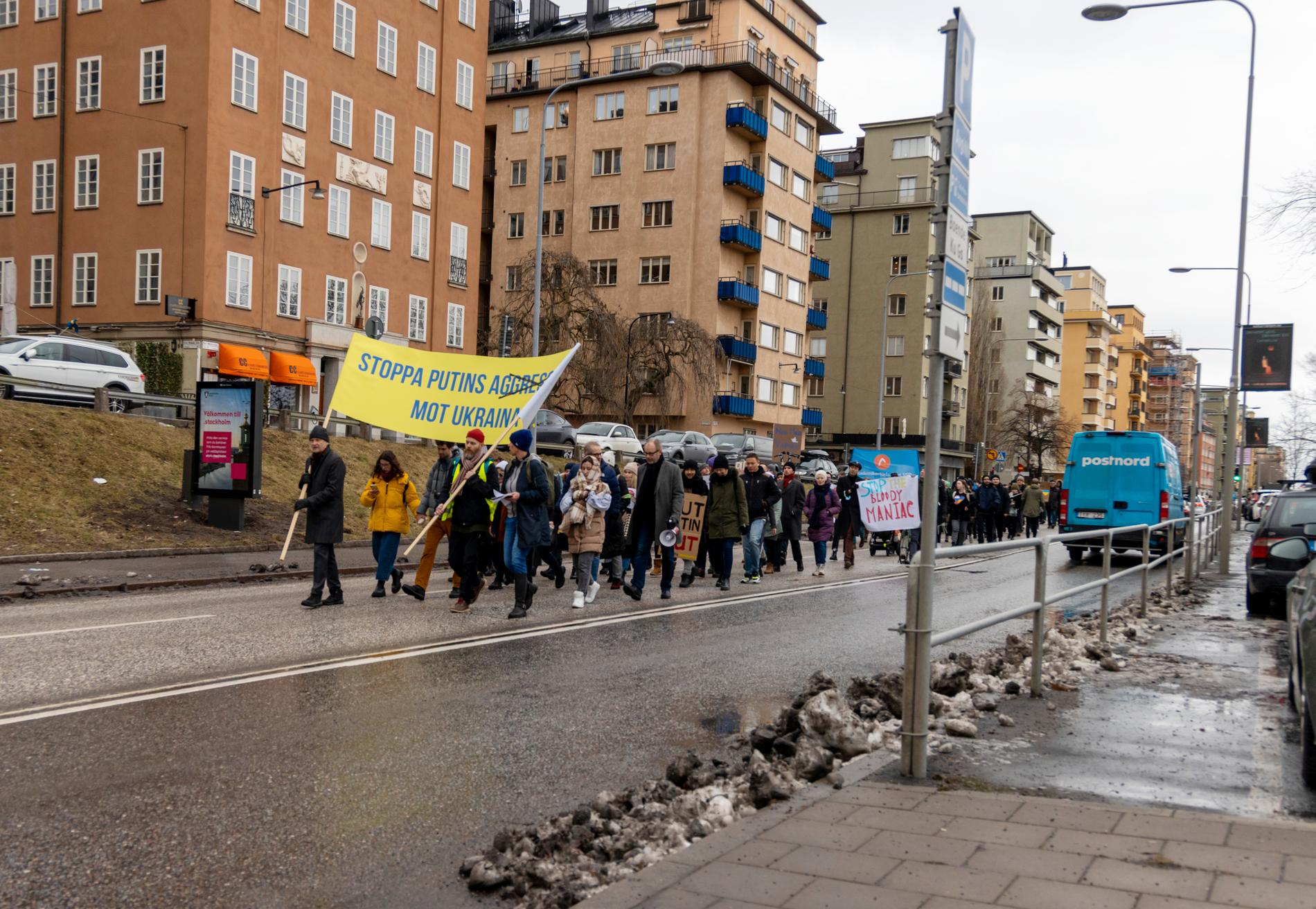 Demonstranter promenerar längs Norr Mälarstrand till ryska ambassaden. 
