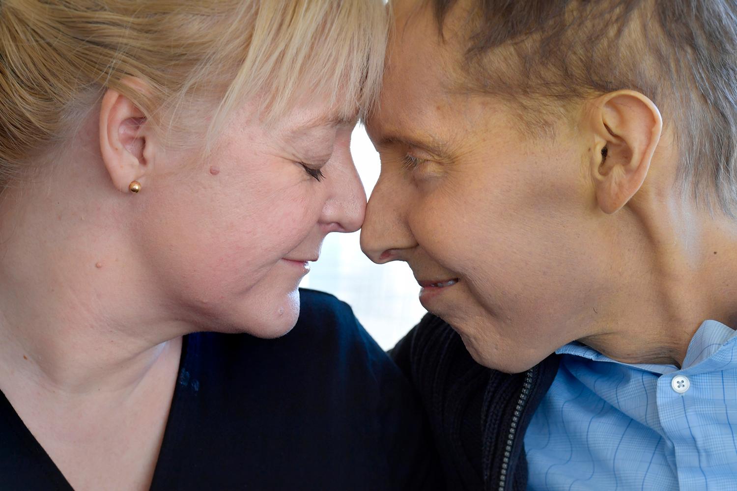 Johan Liljebo och hustrun Therese har tillsammans valt att fokusera på allt positivt som hänt under det tunga året med cancerbehandlingarna. ”Jag har haft turen att träffa en bra kvinna, vi har varit ett bra team.”