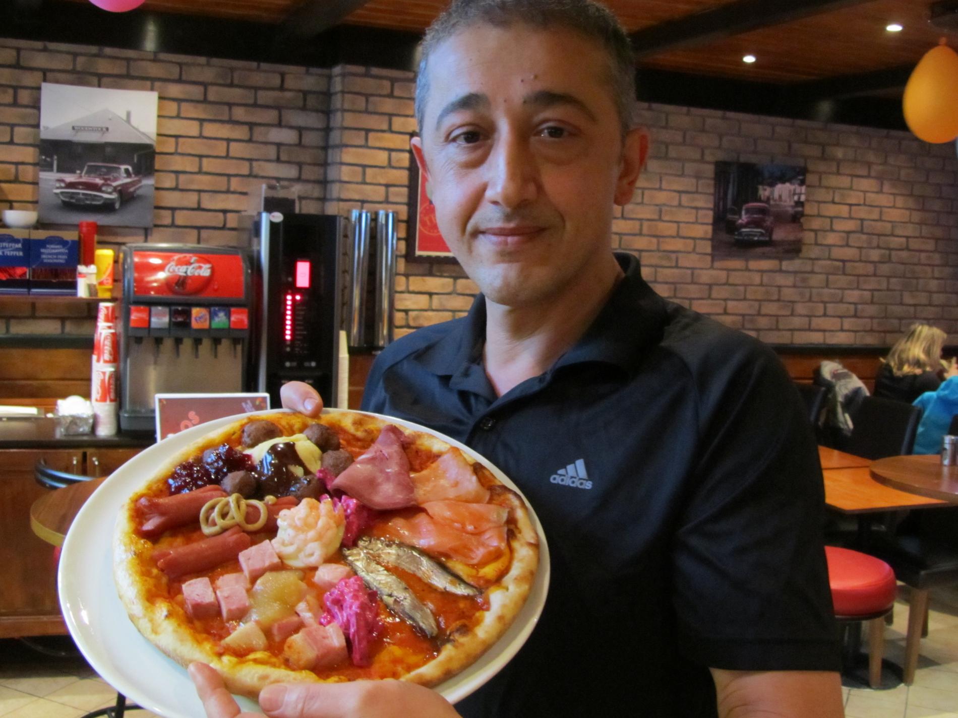 Innovatör. Restaurangägaren Mario Ismail, 48, i Arvidsjaur testar en ny rätt på menyn – julpizzan.