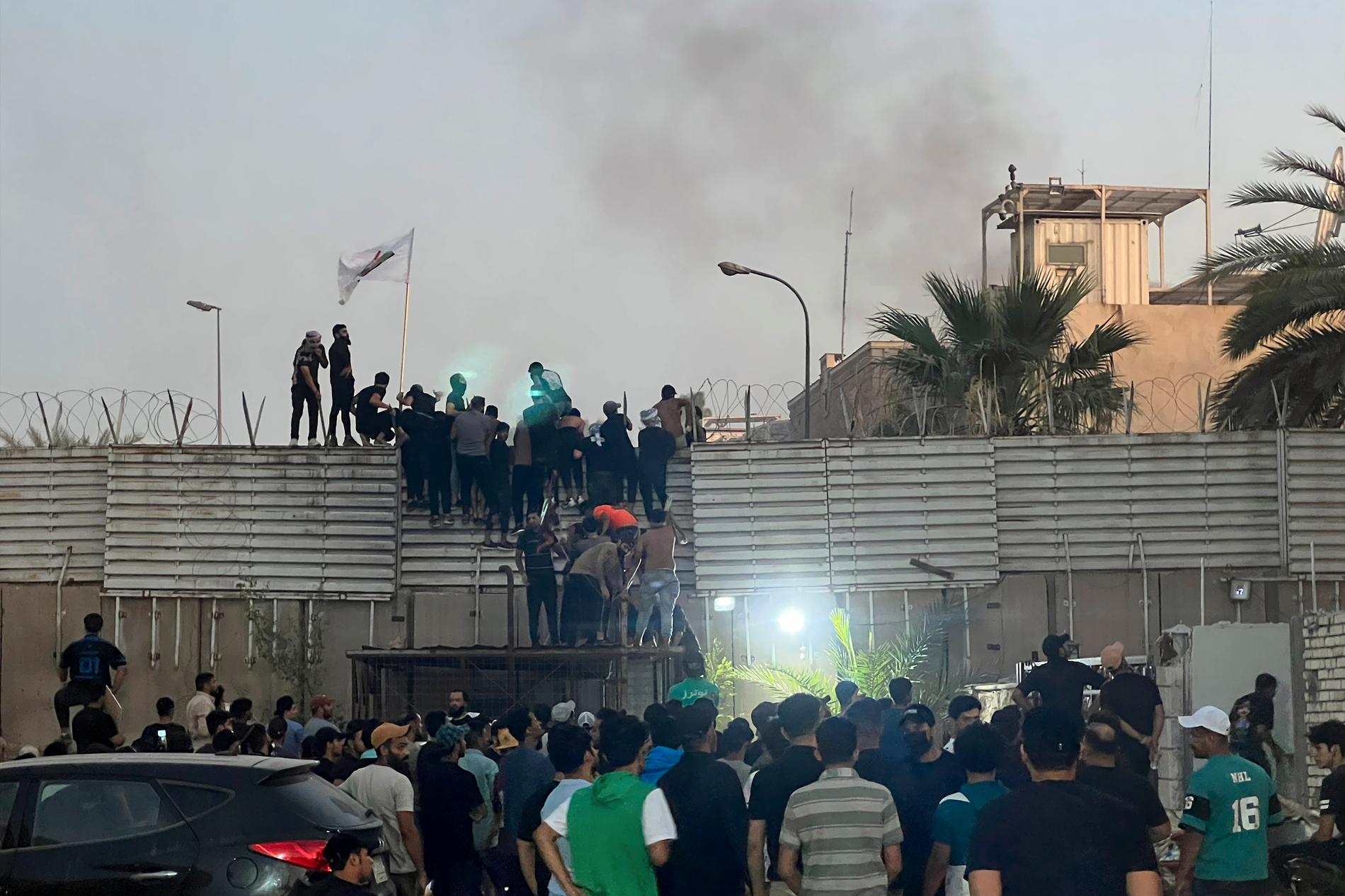 Demonstranter och polis drabbar samman nära svenska ambassaden i Bagdad i slutet av juli.