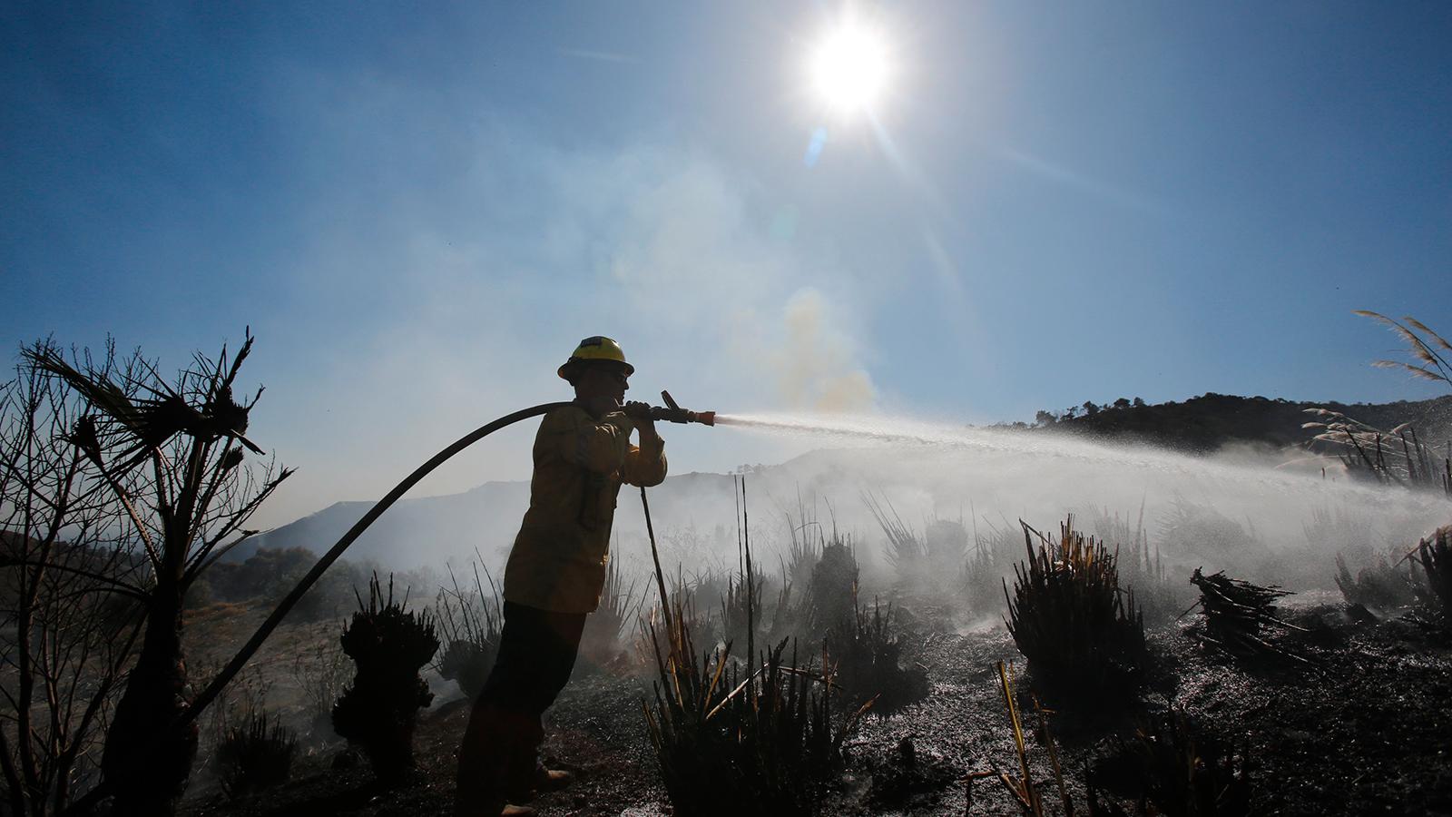 En brandman bekämpar skogsbränderna i Kalifornien.