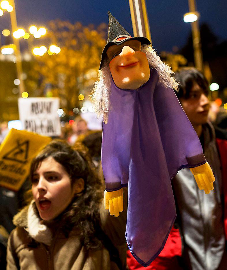 Protester i Madrid till stöd för de två gripna dockteaterspelarna.