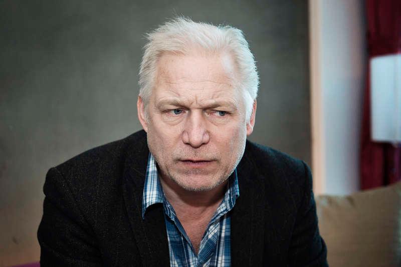 Regissören Hannes Holm gjorde ”Sune på bilsemester” och ”Sune i Grekland". Han har skrivit manus till ”Sune i fjällen" tillsammans med Sören Olsson.