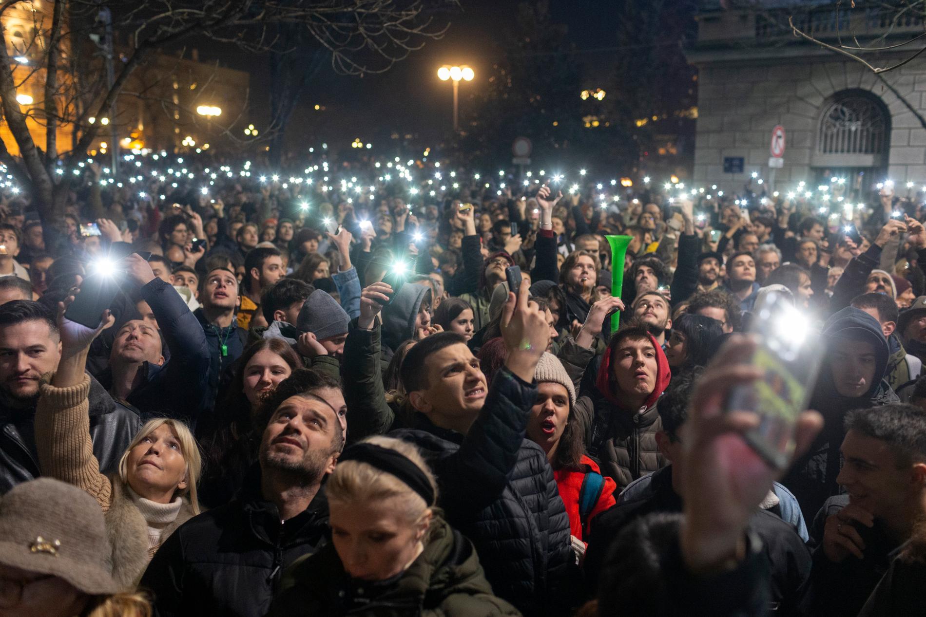 Demonstranter fyller gator i Belgrad.