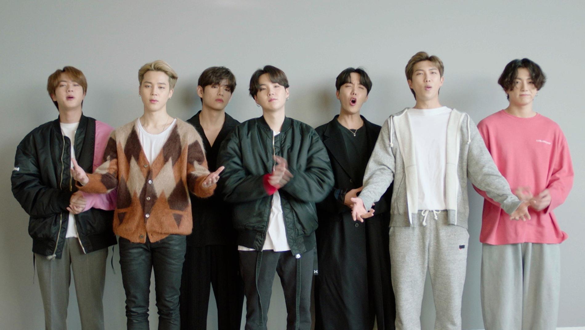 Den sydkoreanska popgruppen BTS tackar för ett av sina priser under MTV EMA-galan.